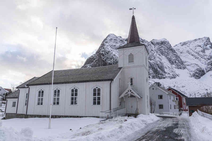 Noruega - islas Lofoten 149 - Reine - iglesia de Reine.jpg